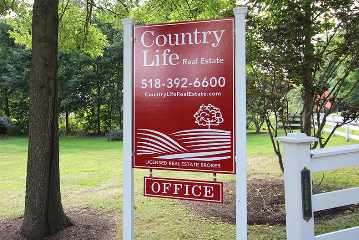 Country Life Realty sign